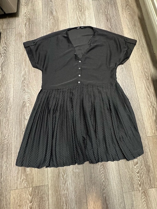 Zara Dresses & Skirts - Zara Black Polka Dot Short Sleeve Pleated Dress